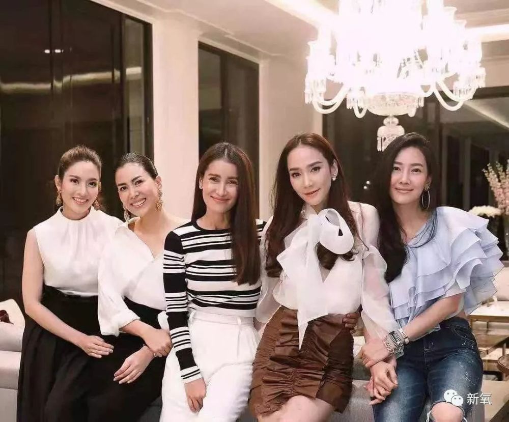 旁边的女演员们俨然一副贵妇姿态,只有aump白富美既视感.