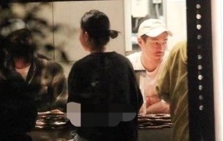杨佑宁与绯闻女友再同框吃饭 低调秀恩爱超幸福