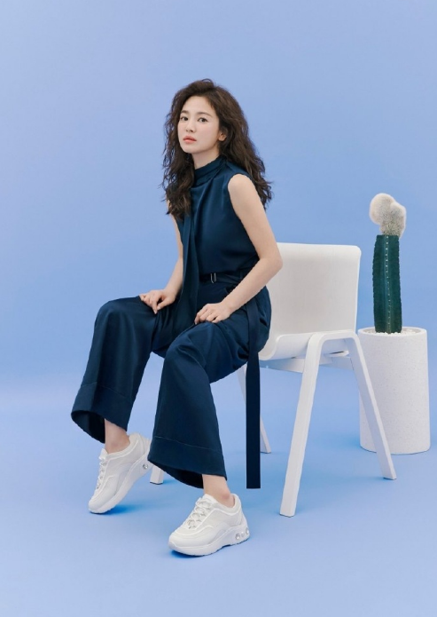 宋慧乔情人节卷发写真美炸,每套造型都像精致洋娃娃