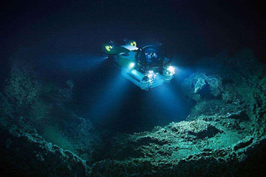 深海探测器在探测马里亚纳海沟