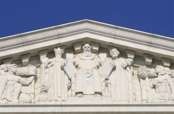 美国联邦最高法院,屋檐中心雕像分别是孔子,摩西和索伦.