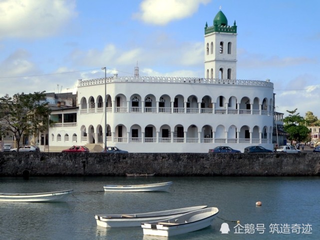 由于当地居民大多信奉伊斯兰教,所以城市里有很多清真寺,相比较其他的