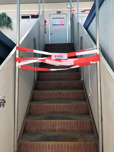 宿舍设置"隔离区,食堂定量送餐…沪上工地扎牢防疫"篱笆"