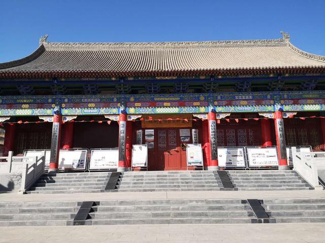 在崇信,有一座酷似宫殿的博物馆,不少人感叹真是少见多怪
