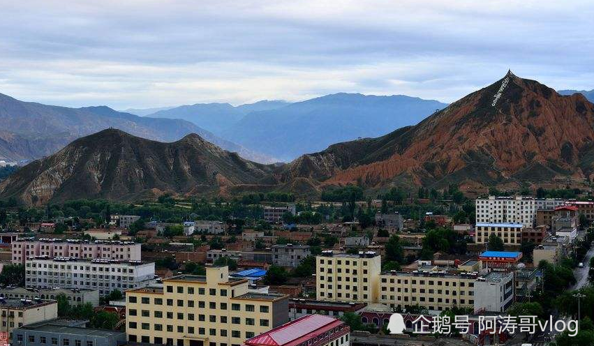 尖扎县总人口5.43万人,有藏,回,撒拉,土等民族,藏族占总人口的62.