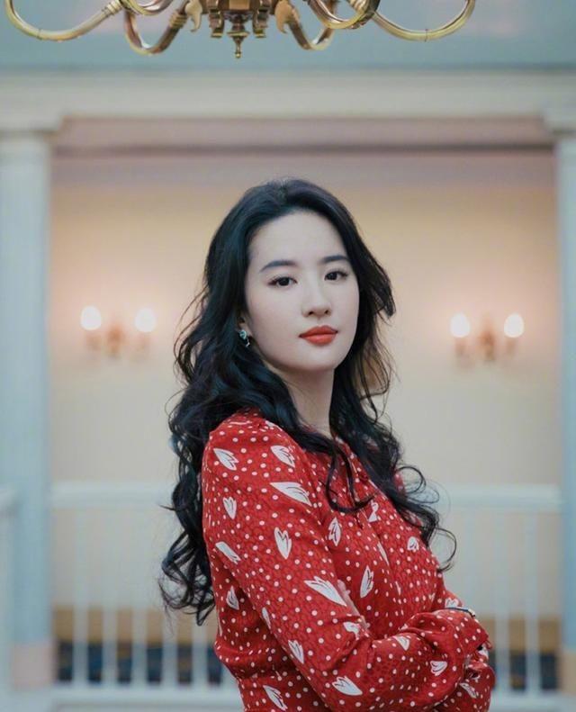 刘亦菲不愧是女神,穿红色碎花裙不显土气,韵味难挡
