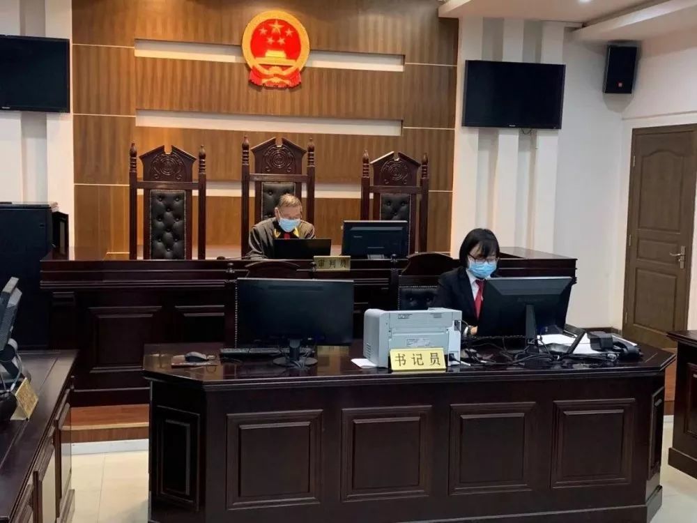 庭审中 近日,长武县法院院长王旭辉通过微信视频开庭审理了被告人赵