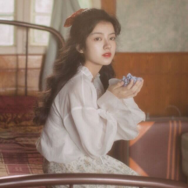 仙气女生头像:记得早点睡,月亮会和听话的小朋友说晚安!