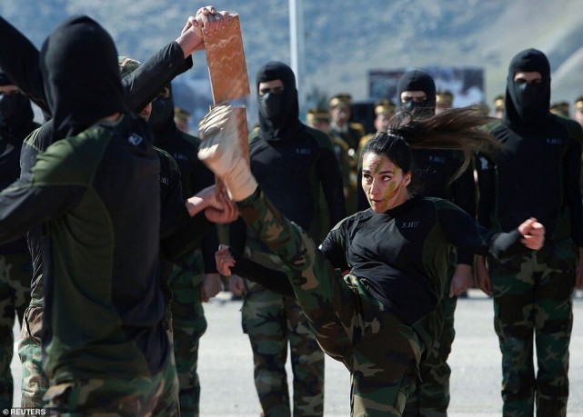 撕咬蛇和兔子肉,库尔德女兵展现出彪悍的一面,恐怖最