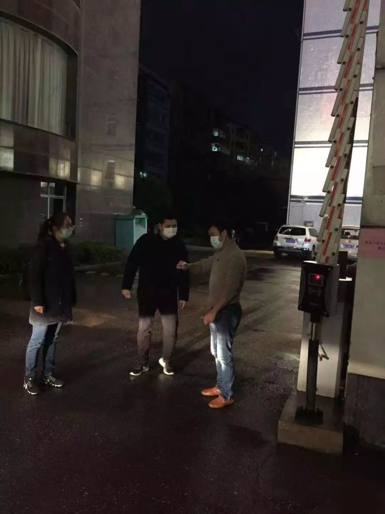 "疫情防控战役拉响以来,晏亮敏总是第一时间相应院里号召,冲到疫情
