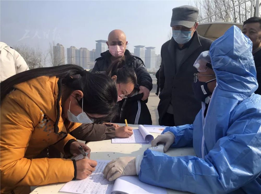 1月28日,陕西西安绕城高速一出口,外地牌照车辆上的司乘人员被要求