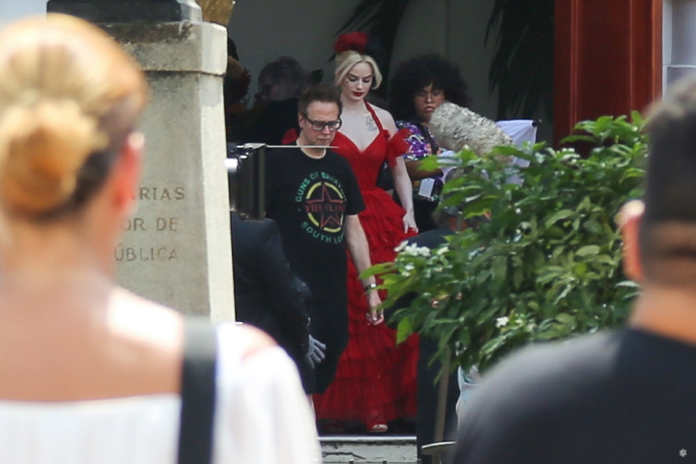 小丑女哈莉·奎茵新造型曝光!30岁玛格特·罗比一身红裙,惊艳影迷