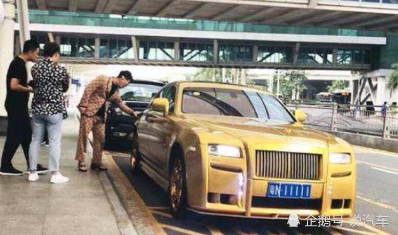 黄金版劳斯莱斯,车牌"11111,车主是个年仅26岁的亿万富豪!