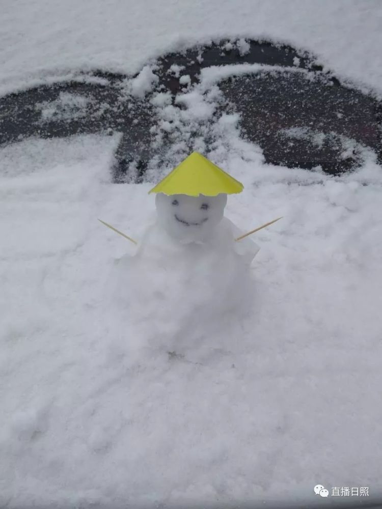 春雪满空来 2月15日 朋友圈里 有人在雪地上 写下了这样的文字 简
