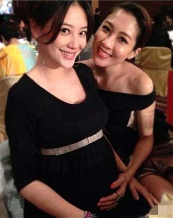 37岁应采儿怀二胎孕肚照,却被一双"筷子腿"抢镜,网友