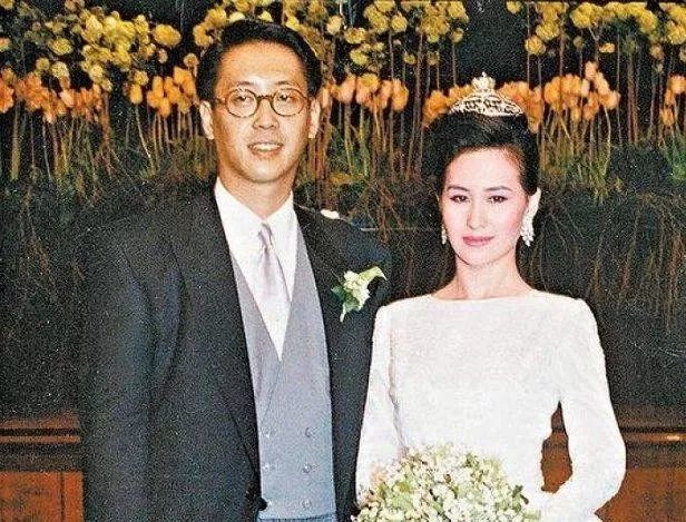 何超琼婚纱照_何超琼年轻照片