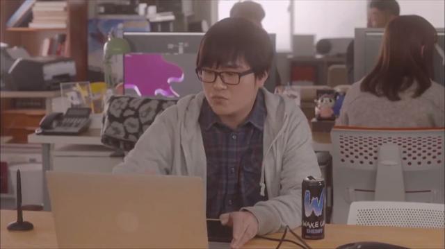 桧山彻是典型的宅男形象,戴着黑框眼镜,背着双肩包.