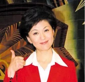 央视最强女主播上线,海霞穿气质西装,0失误念11分钟急