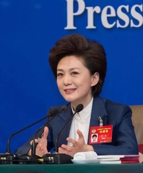 央视最强女主播上线,海霞穿气质西装,0失误念11分钟急