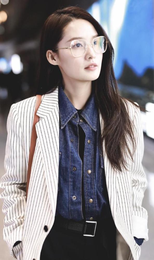 李沁大玩叠穿,蓝色衬衫搭白色西装外套,大框眼镜更显高级