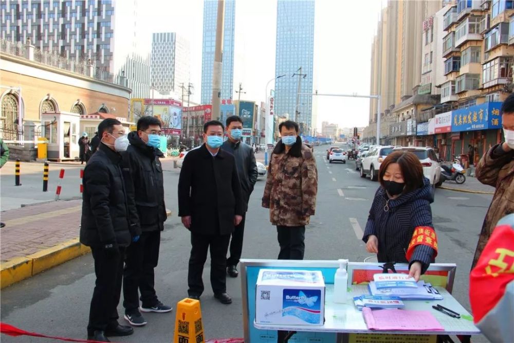 办公室值守人员到岗后,市委副秘书长,办公室主任吕世强第一时间来到"