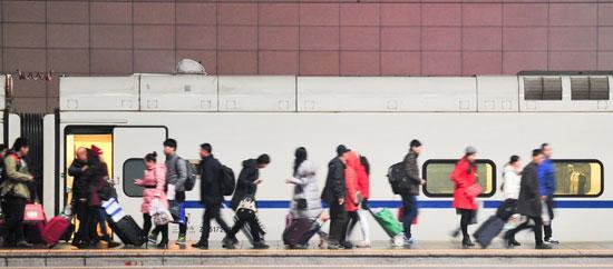 农村大学生返乡：困守城乡夹心层，“躲”手机里过年