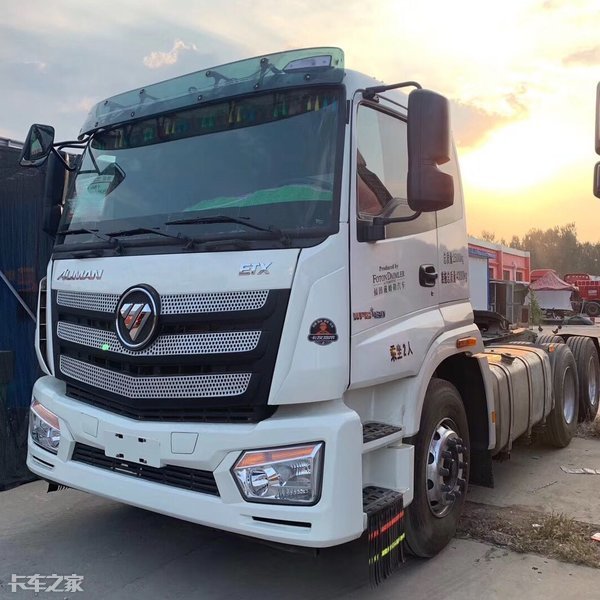 偶遇欧曼雄狮10x4仓栅式载货车,外观经典内饰简洁,底盘更精致