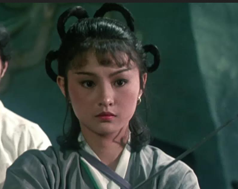 但现在才想起来,电影中李赛凤饰演的仙堡女弟子若兰同样也是清丽可人