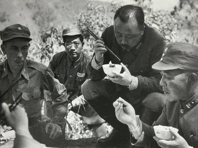 (1944年6月4日,在野外吃饭的中国远征军司令)