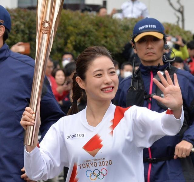 石原里美惊喜现身东京奥运会火炬传递彩排,元气满满自我感觉不错