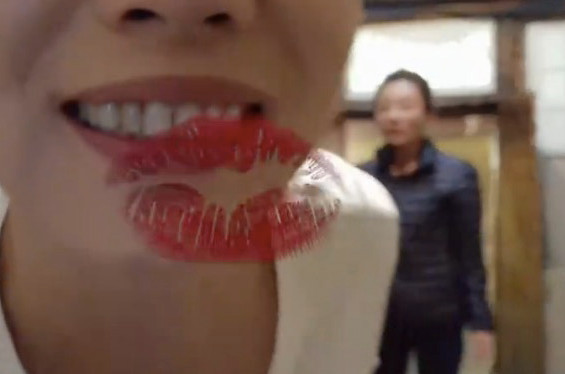 海清对镜头献吻 魔性笑声表情包齐飞