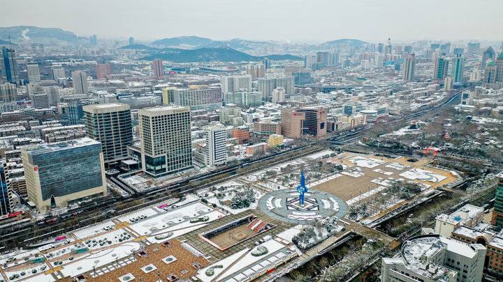 2月14日,春节后的第一场瑞雪降临泉城济南,一夜之间,整个城市银装