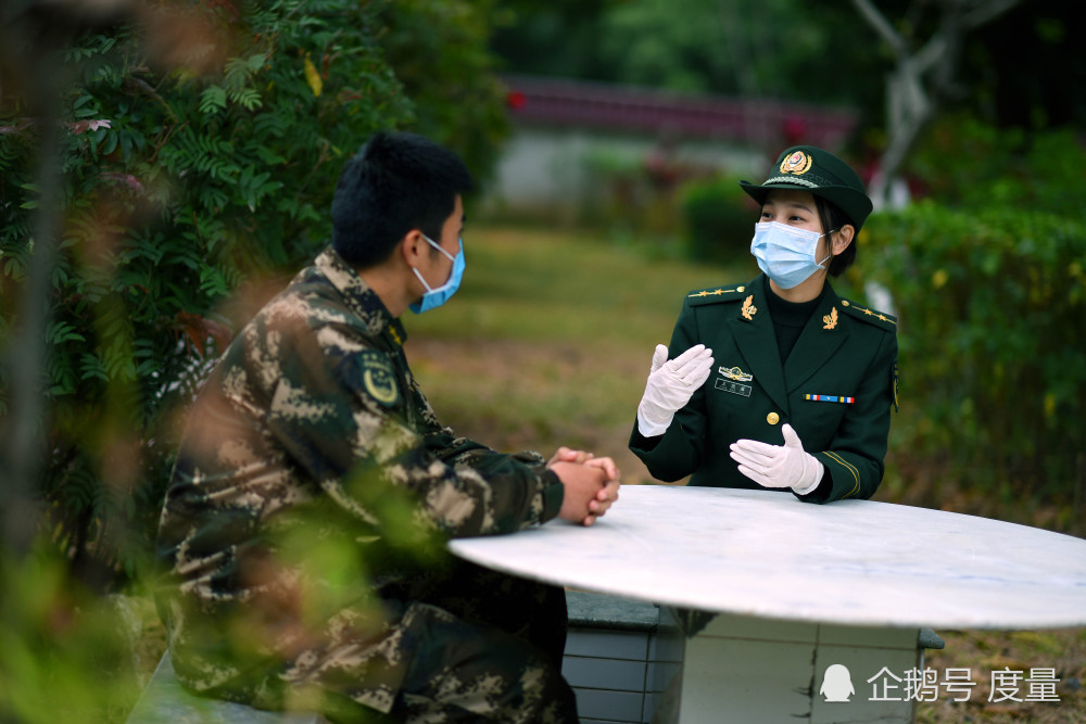 暖!武警女中尉:"口罩隔离病毒,不隔离笑脸"