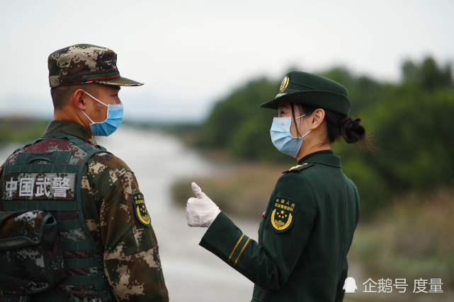 武警女中尉:"口罩隔离病毒,不隔离笑脸"