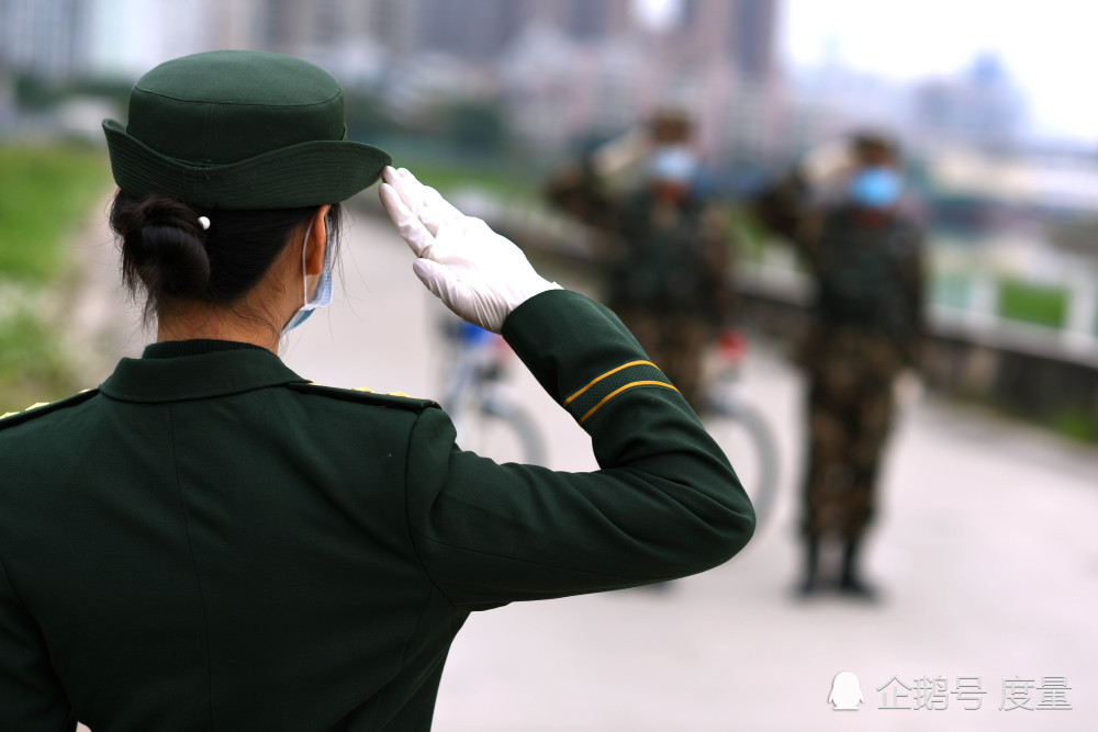 暖!武警女中尉:"口罩隔离病毒,不隔离笑脸"