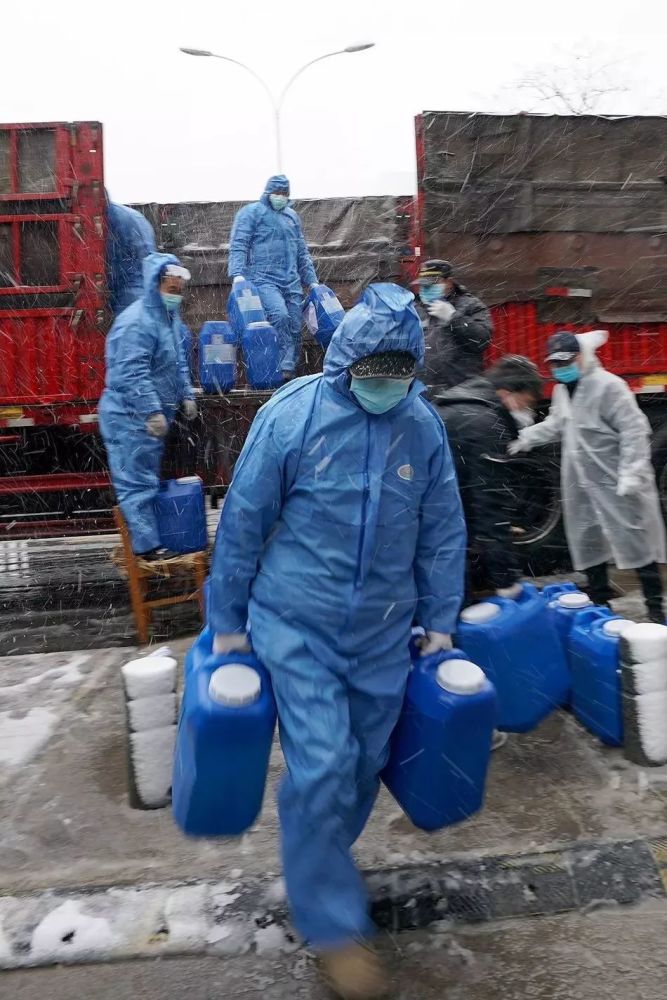 鹅毛大雪下那些感人的武汉抗疫瞬间