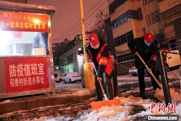 安徽合肥疫情防控志愿者风雪夜坚守岗位