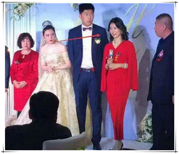 "最美婆婆"走红,陪儿媳试婚纱宛如闺蜜,网友:这身材样貌绝了