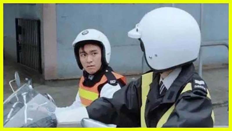 逃学威龙2那个戴墨镜鄙视周星驰的女警到底是谁演的千古悬案