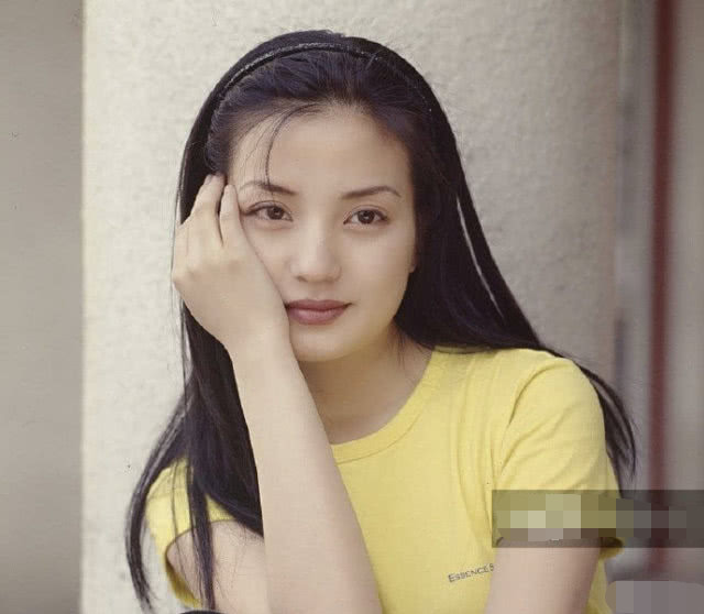 赵薇年轻时有多撩人?当她18岁旧照被扒后,网友:黄晓明眼光真毒!