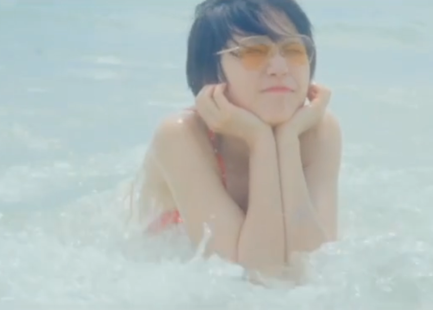 诸葛大力穿泳衣坐沙滩上,海浪突然来袭,看到她的表情后:舒服了!