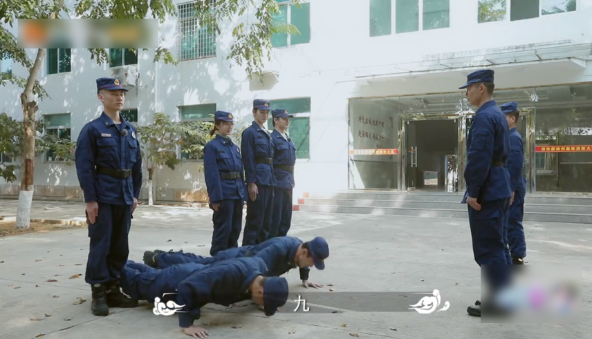 《小小的追球》:黄子韬变身消防员,眉毛被烧焦也不觉