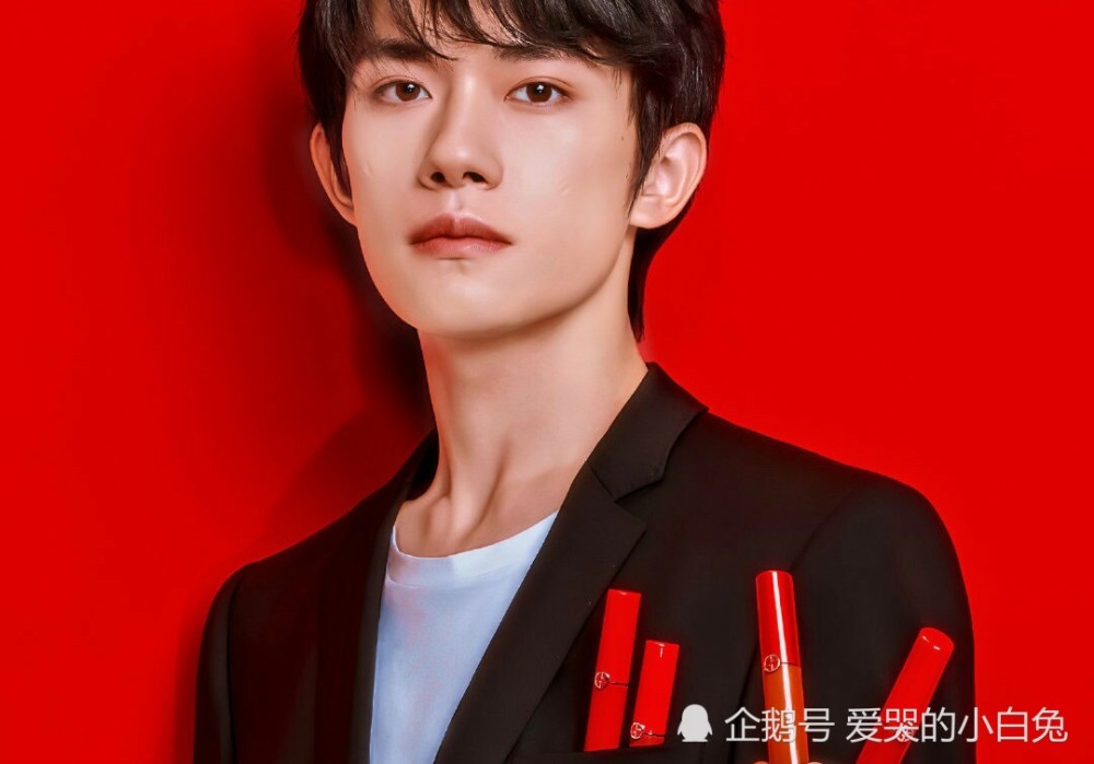 男星如何代言口红?千玺揣兜里,肖战像拿笔,看到任嘉伦