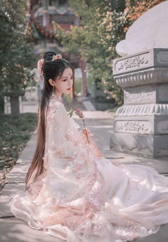 05射手座 射手座女生的专属古装,是一件樱花粉色的长裙.