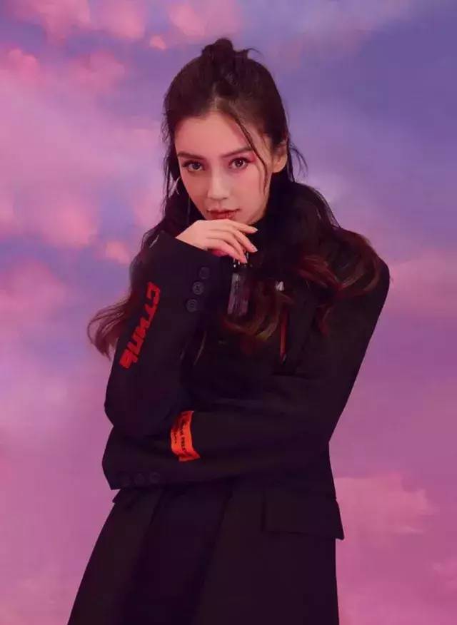 在潮流合伙人的定妆照中 angelababy就选择了 heron preston连衣裙和