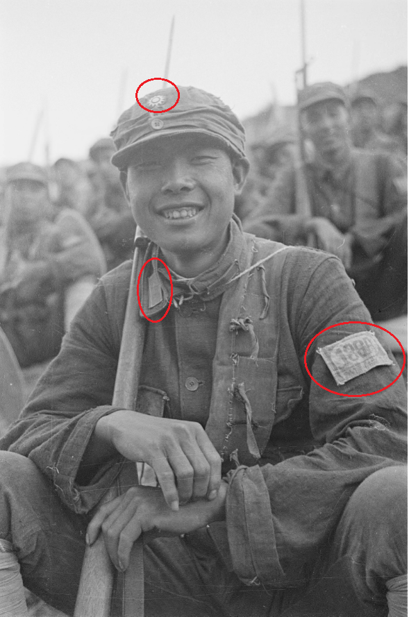八路军战士的领章也是红领章,臂章是"18ga,帽徽是一颗青天白日徽章!