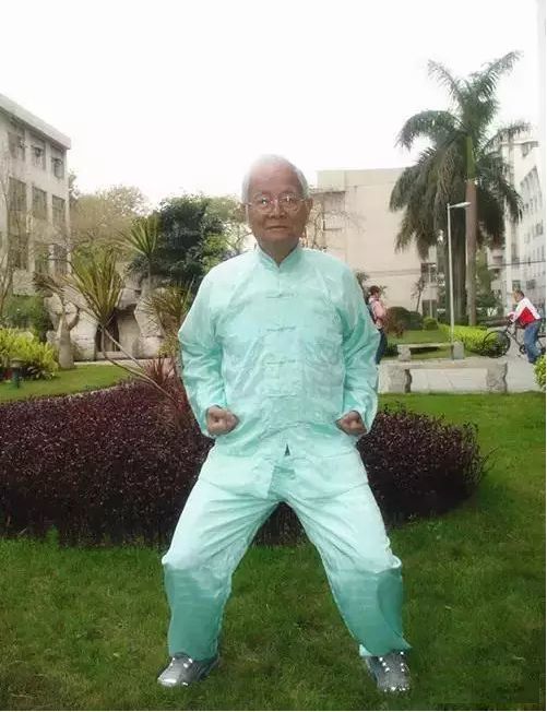 快存!国医大师邓铁涛亲自示范八段锦