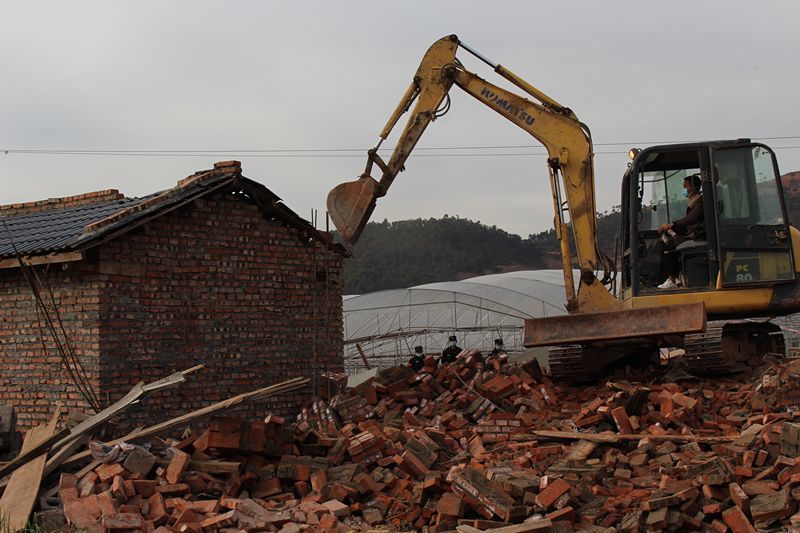 2月14日,大兴乡对辖区内5户自主拆迁户违建房屋进行强制拆除,拆除面积