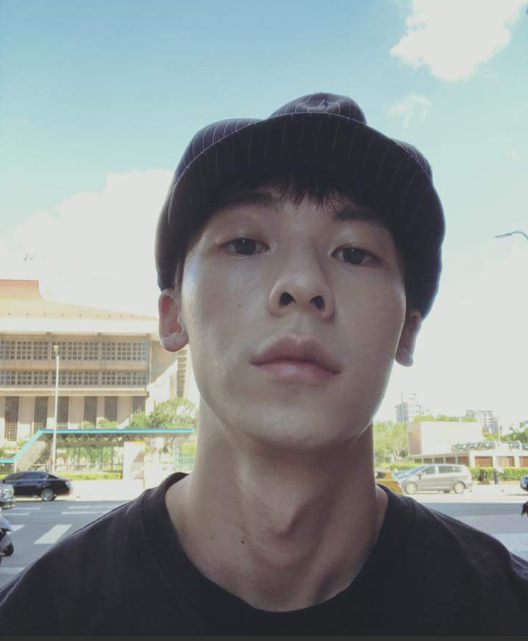 许广汉素颜自拍,毛孔胡茬清晰可见,脖子上的痕迹更是惹眼!