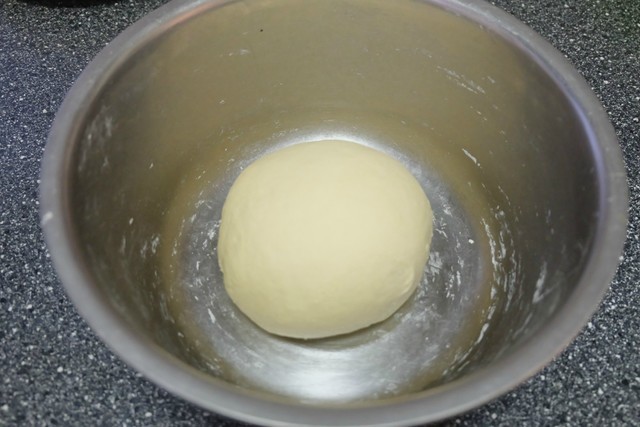 面粉里加两个鸡蛋,烙出来的饼又香又软,比面包受欢迎,做法分享